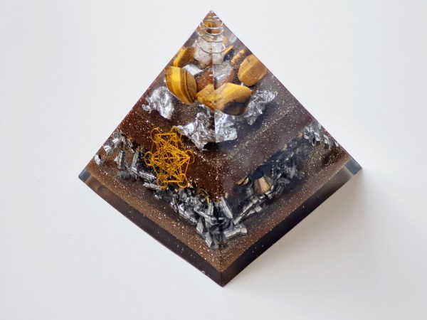 Orgonite pyramide oeil de tigre cube de metatron